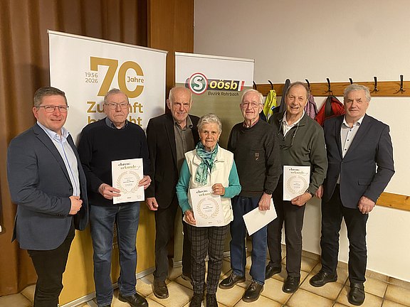012_-_Ehrung_lj.Mitglieder__v.l._Bgm._Martin_Mairhofer__Alois_Neundlinger__OM_Josef_Bauer__Veronika_Ensinger__Adalbert_Thaller__Erich_Draxler__BO_Leopold_Wipplinger.JPEG  